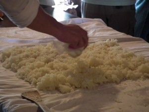 蒸したお米に天然の麹菌をふりかけます